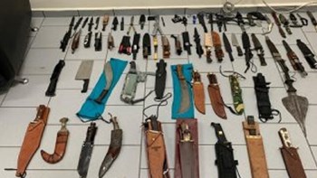 ΕΛ.ΑΣ.: Αποκαλύφθηκε ολόκληρο οπλοστάσιο στη Σύρο – Δύο συλλήψεις – ΦΩΤΟ