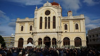 Σε κλίμα οδύνης το τελευταίο “αντίο” στον Γιώργο Δεικτάκη – ΦΩΤΟ