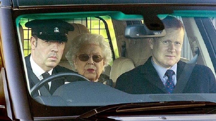 “Πέθαναν” τη βασίλισσα Ελισάβετ – Εκείνη εθεάθη να επιστρέφει στο Μπάκιγχαμ