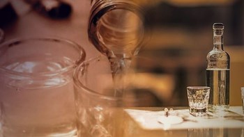 Επιμένει η Κομισιόν: Αυξήστε τον ΕΦΚ σε τσίπουρο και τσικουδιά