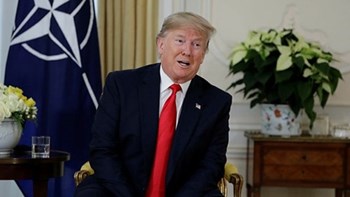 Ο Τραμπ χαμογελά: Σπάει τα ρεκόρ δημοτικότητας πριν την ψηφοφορία για την παραπομπή του