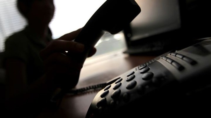 Χειροπέδες σε συνταξιούχο επειδή έκανε 24.000 κλήσεις σε εταιρεία τηλεφωνίας για να παραπονεθεί