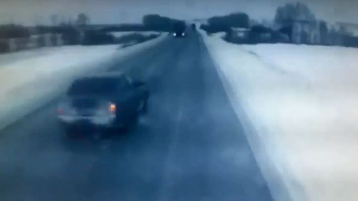 Καρέ-καρέ η σφοδρή σύγκρουση αυτοκινήτου με φορτηγό – Νεκρές μια γυναίκα και η εννιάχρονη κόρη της – ΒΙΝΤΕΟ