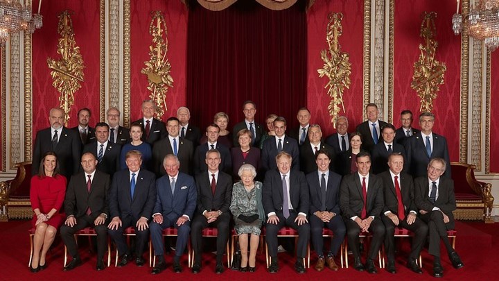 Η επίσημη φωτογραφία των ηγετών των χωρών μελών του ΝΑΤΟ στο παλάτι του Μπάκιγχαμ