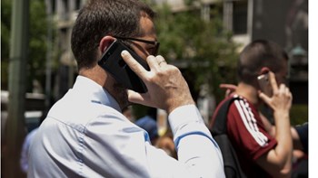 Πρώτοι στην Ε.Ε. σε δαπάνες τηλεπικοινωνιών οι Έλληνες – Πόσα ξοδεύουν ετησίως σε σταθερή, κινητή και ίντερνετ