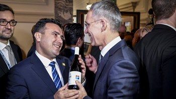 Το δώρο του Ζάεφ στον Στόλτενμπεργκ: “Να απολαύσεις αυτό το σπουδαίο μακεδονικό κρασί”- ΦΩΤΟ