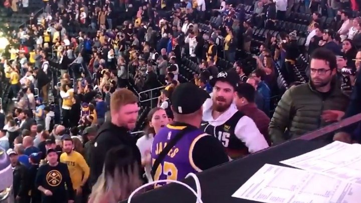 Άγριο ξύλο μεταξύ οπαδών σε αγώνα του NBA – BINTEO