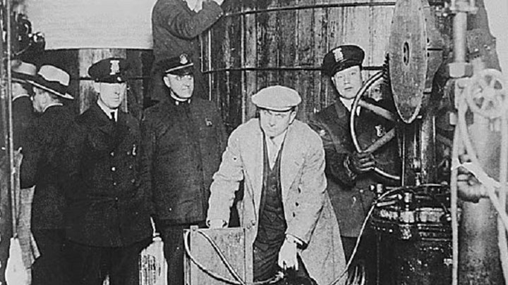 Σαν σήμερα το τέλος της ποτοαπαγόρευσης: Πώς φτάσαμε στο “ευγενές” πείραμα που άλλαξε τις ΗΠΑ – Γιατί αποδείχθηκε λάθος