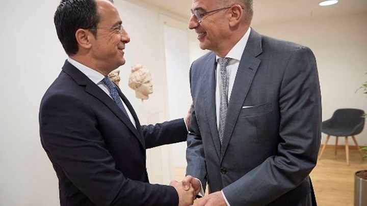 Τηλεφωνική επικοινωνία Δένδια – Χριστοδουλίδη για συνάντηση Μητσοτάκη με Ερντογάν