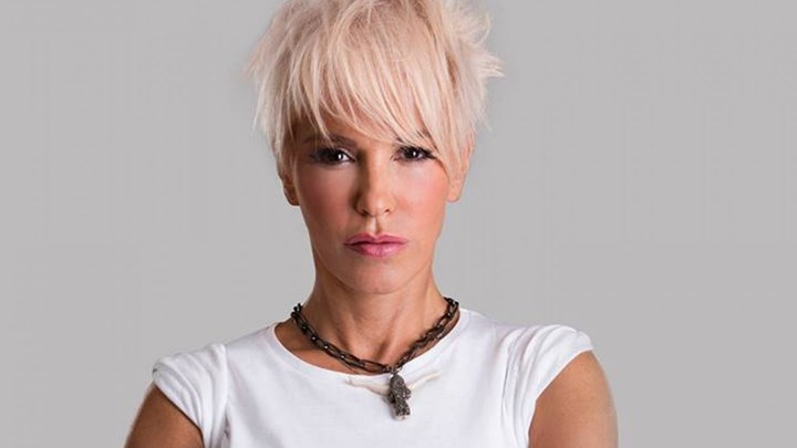 Η Νατάσα Καλογρίδη επιστρέφει στη σκηνή