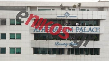 Φωτιά σε ξενοδοχείο στη Συγγρού:  Ένοικοι έχουν βγει στα μπαλκόνια –  Απεγκλωβίστηκαν δύο άτομα – ΦΩΤΟ