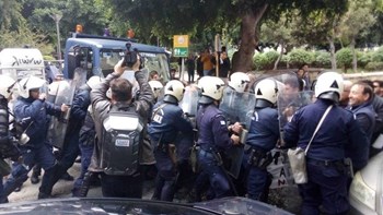 Επεισόδια και χημικά στη συγκέντρωση διαμαρτυρίας αγροτών στο Ηράκλειο λόγω επίσκεψης Βορίδη – ΦΩΤΟ