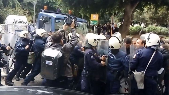 Βίντεο από τις συμπλοκές των αγροτών με τα ΜΑΤ κατά την επίσκεψη Βορίδη στο Ηράκλειο