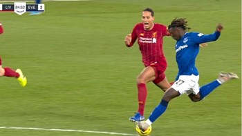 Ο Φαν Ντάικ μιμήθηκε τον… πρωτοπόρο Μανωλά – ΒΙΝΤΕΟ