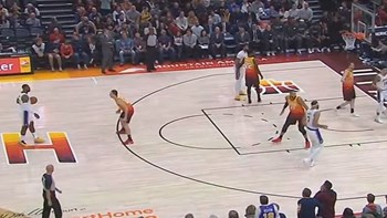 Αδιανόητη ασυλία των διαιτητών στον ΛεΜπρόν – Περπάτησε χωρίς να δοθούν βήματα – ΒΙΝΤΕΟ