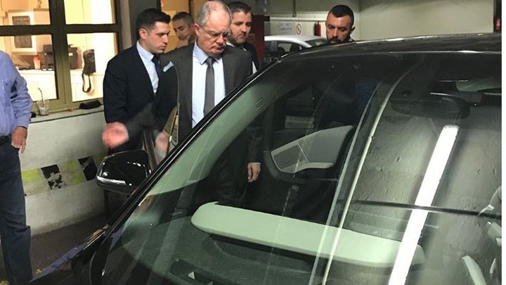 Στην… πρίζα μπαίνουν οι βουλευτές: Παρουσιάστηκαν τα νέα ηλεκτρικά αυτοκίνητα