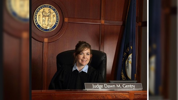 Σάλος για τη δικαστή που είχε μετατρέψει το γραφείο της σε…σπίτι αδελφότητας – Άφθονο αλκοόλ και “τρίο” με συναδέλφους