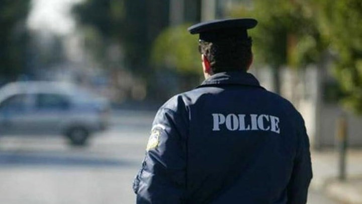 Αστυνομικός έκαψε ελληνική σημαία στα Πατήσια