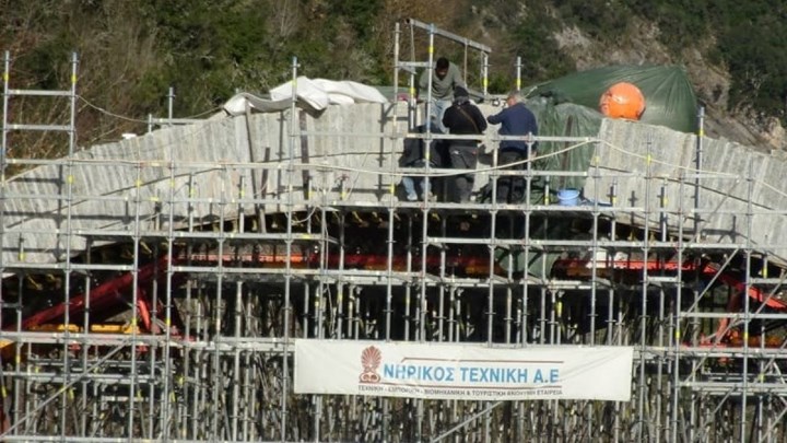 Η ευχάριστη είδηση της ημέρας: Όρθιο και πάλι το γεφύρι της Πλάκας – Τοποθετήθηκε ο κλειδόλιθος