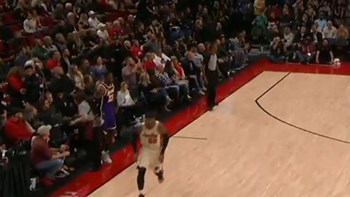 Νέο απρόοπτο για τον Λεμπρόν Τζέιμς: «Γκρέμισε» σερβιτόρα στην αναμέτρηση με το Πόρτλαντ – ΒΙΝΤΕΟ