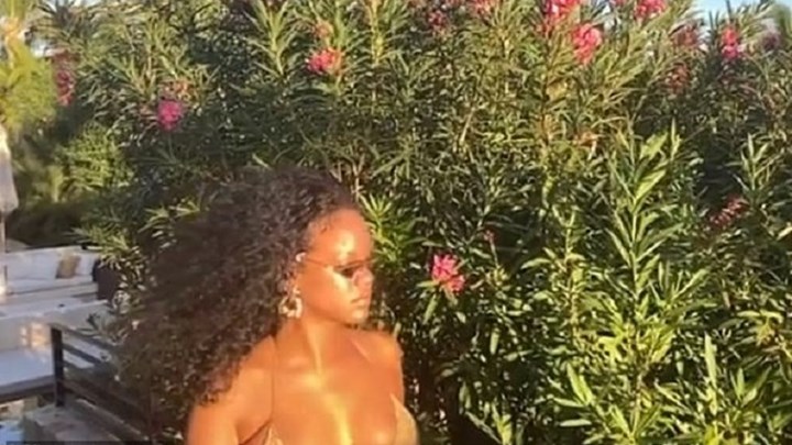 Ταχυπαλμίες προκάλεσε η Ριάνα με το χρυσό μπικίνι της – ΦΩΤΟ – ΒΙΝΤΕΟ