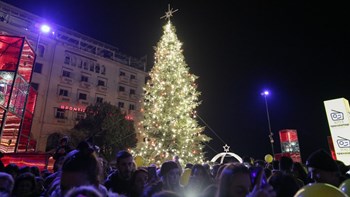 Θεσσαλονίκη: Φωταγωγήθηκε το χριστουγεννιάτικο δέντρο στην πλατεία Αριστοτέλους – ΦΩΤΟ
