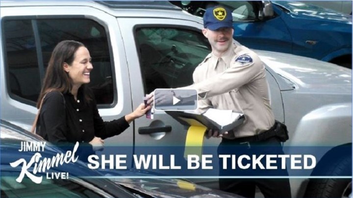 Επική φάρσα: Ο frontman των Maroon 5 ντύθηκε τροχονόμος και μοίραζε κλήσεις – ΒΙΝΤΕΟ