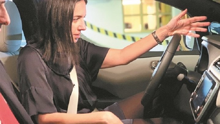 Βουλευτές πίσω από το τιμόνι ηλεκτρικών αυτοκινήτων