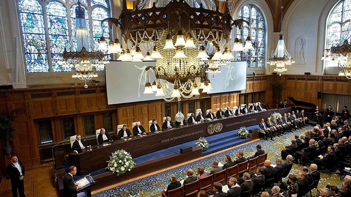 Μας δείχνουν τη Χάγη