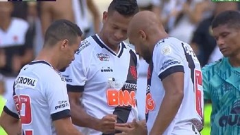 Έπαιξαν πέτρα, ψαλίδι, χαρτί για να αποφασίσουν ποιος θα “χτυπήσει” το φάουλ – ΒΙΝΤΕΟ