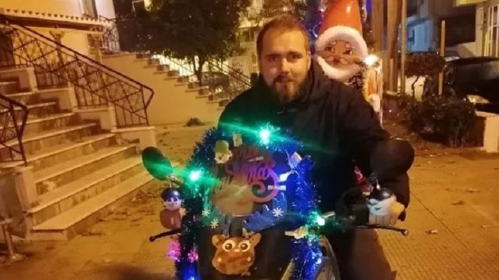 Βόλος: Ντελιβεράς φόρεσε τα γιορτινά του και έγινε περιζήτητος  – Οι πελάτες τον περιμένουν για να βγάλουν φωτογραφία μαζί του