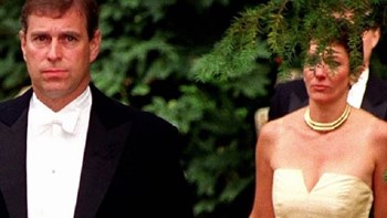 Στο πλευρό του πρίγκιπα Άντριου η φερόμενη “προαγωγός” του Τζέφρι Έπσταιν – ΦΩΤΟ