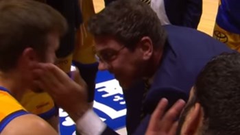 Ο Κατσικάρης μεταμορφώθηκε σε… Ομπράντοβιτς – Εμψύχωσε παίκτη του με “σφαλιάρες” και έγινε viral – ΒΙΝΤΕΟ