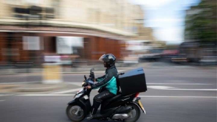 Σοκ στη Θεσσαλονίκη: Ντελιβεράς γδύθηκε και αυνανίστηκε μπροστά σε 28χρονη