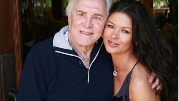 Η Κάθριν Ζέτα Τζόουνς εύχεται στον θρυλικό πεθερό της  για τα 103α γενέθλιά του – ΦΩΤΟ – ΒΙΝΤΕΟ