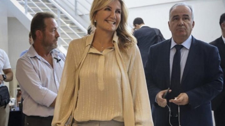 Τραπέζι στις συζύγους υπουργών και βουλευτών της ΝΔ έκανε η Μαρέβα Μητσοτάκη – Το δώρο που τους έκανε – ΦΩΤΟ