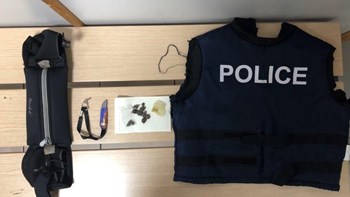 ΕΛ.ΑΣ: Συνελήφθη 28χρονος για ναρκωτικά – Τα έκρυβε σε γιλέκο με το σήμα “POLICE” – ΦΩΤΟ