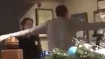 Χειροπέδες σε μεθυσμένο που τα “έβαλε” με όλους όταν του ζήτησαν να πληρώσει τα ποτά του – ΒΙΝΤΕΟ