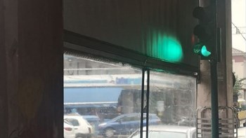 Πάτρα: Το φανάρι που έγινε viral – Γιατί βρίσκεται μέσα… σε καφετέρια – ΦΩΤΟ