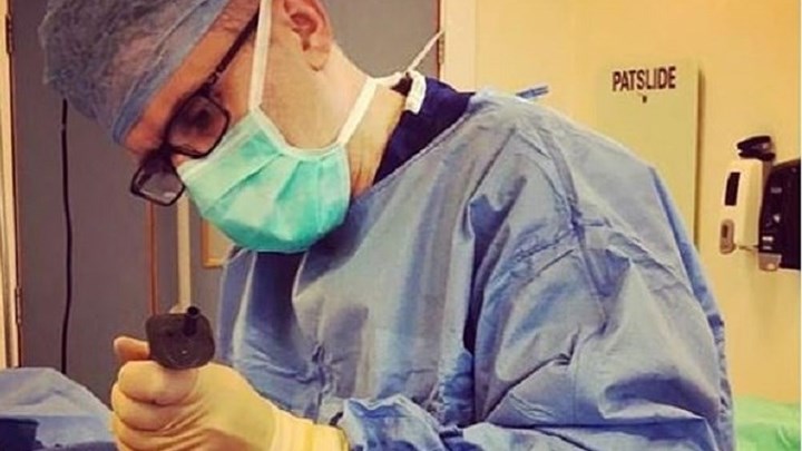 Υπό έρευνα πλαστικός χειρουργός για το one night stand με ασθενή του – ΦΩΤΟ