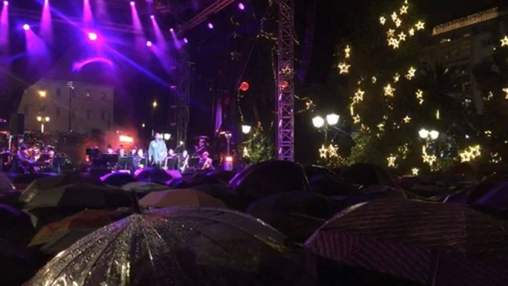 Φωταγωγήθηκε το εντυπωσιακό χριστουγεννιάτικο δέντρο στην πλατεία Συντάγματος – ΒΙΝΤΕΟ