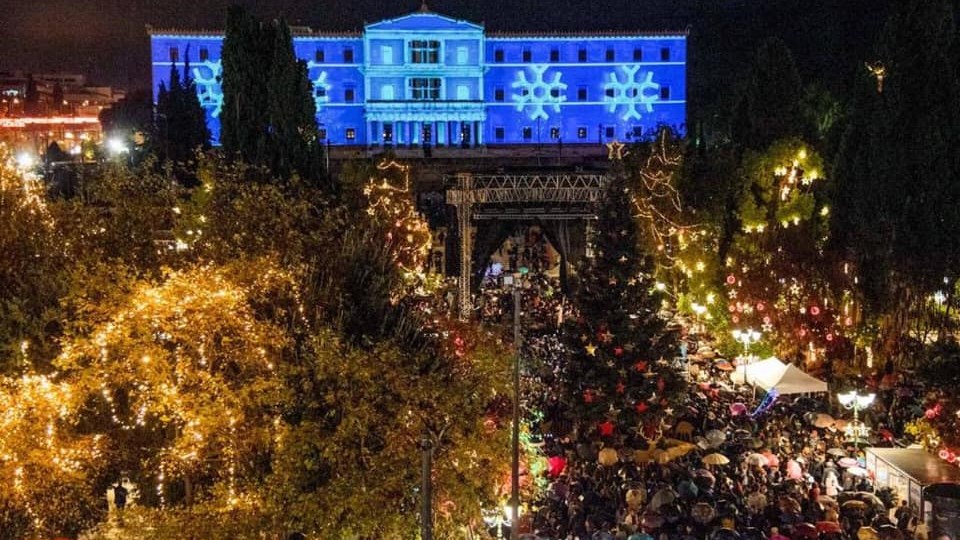 Εντυπωσιακές εικόνες από το χριστουγεννιάτικο δέντρο στην πλατεία Συντάγματος – ΦΩΤΟ