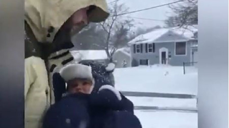 Πώς να ΜΗΝ παίζετε με το μωρό σας στο χιόνι – ΒΙΝΤΕΟ