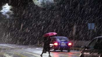 “Διδώ”: Επελαύνει με βροχές, καταιγίδες και χιόνια – Αισθητή πτώση της θερμοκρασίας