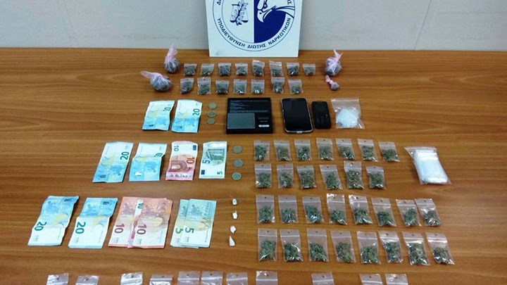 Μπαράζ συλλήψεων για ναρκωτικά στα Εξάρχεια – ΦΩΤΟ