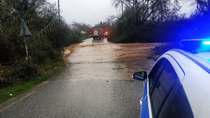 Βέροια: Οδηγός παρασύρθηκε από τα ορμητικά νερά του ποταμού – Επιχείρηση για τον εντοπισμό του – ΒΙΝΤΕΟ