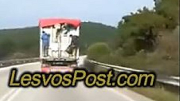 Λέσβος: Μετανάστες «ξεπηδούν» από εν κινήσει φορτηγό – ΒΙΝΤΕΟ