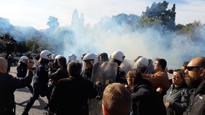 Επεισόδια στο Ζάππειο: Τον τραυματισμό γιατρών από τα ΜΑΤ καταγγέλλει το ΠΑΜΕ – ΦΩΤΟ – ΒΙΝΤΕΟ