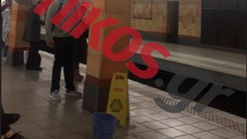 ΗΣΑΠ Ομόνοιας: Μαζεύουν με κουβάδες το νερό – ΦΩΤΟ αναγνώστη