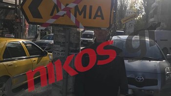 Όταν οι πινακίδες στον δρόμο σε βρίσκουν στο… “δόξα πατρί” – ΦΩΤΟ αναγνώστη